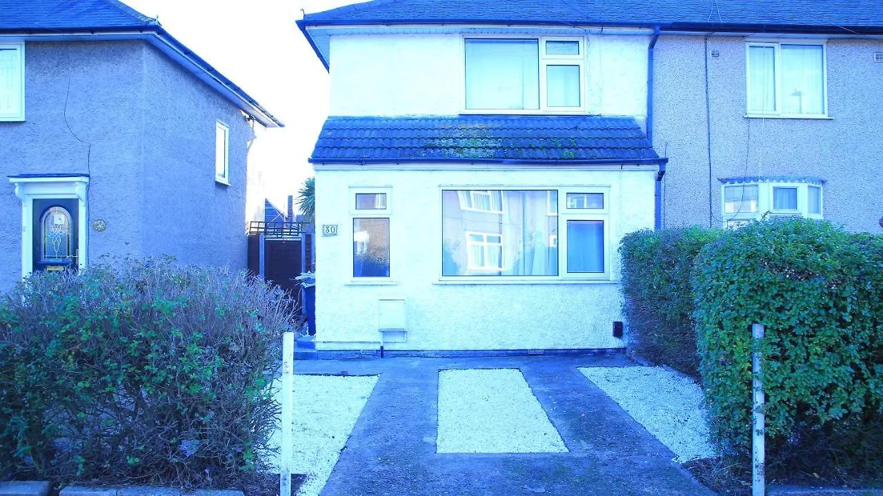 A Modern, Comfy Newly Remodeled 2Bd House Villa Barking  Holiday home