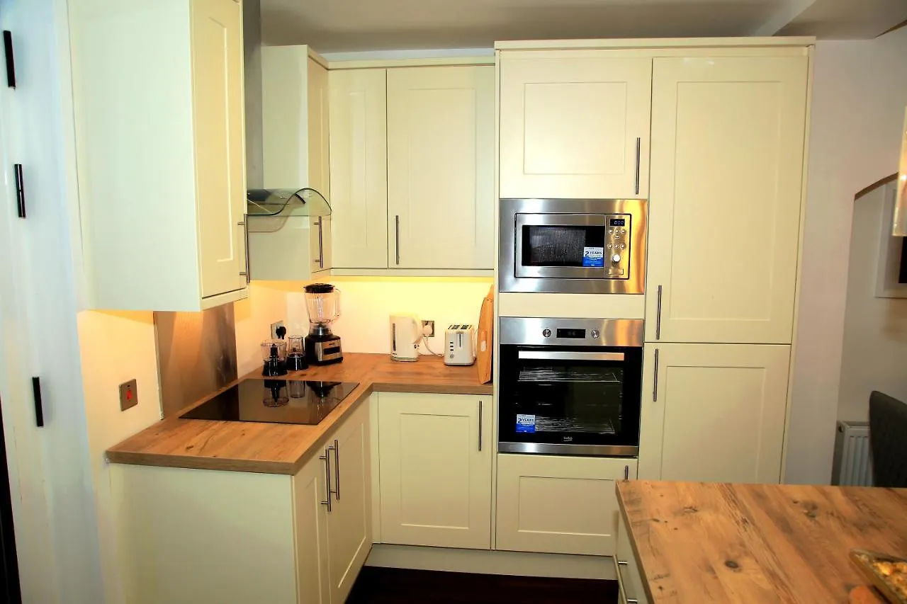 A Modern, Comfy Newly Remodeled 2Bd House Villa Barking  Barking (Greater London)
